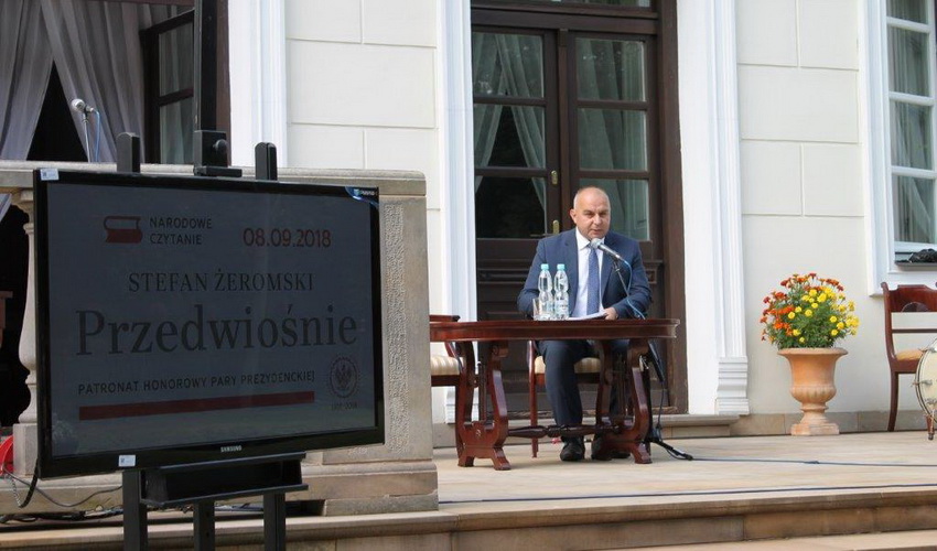 Zdjęcie przedstawia uczestnika Narodowego Czytania w pałacu Ogińskich 